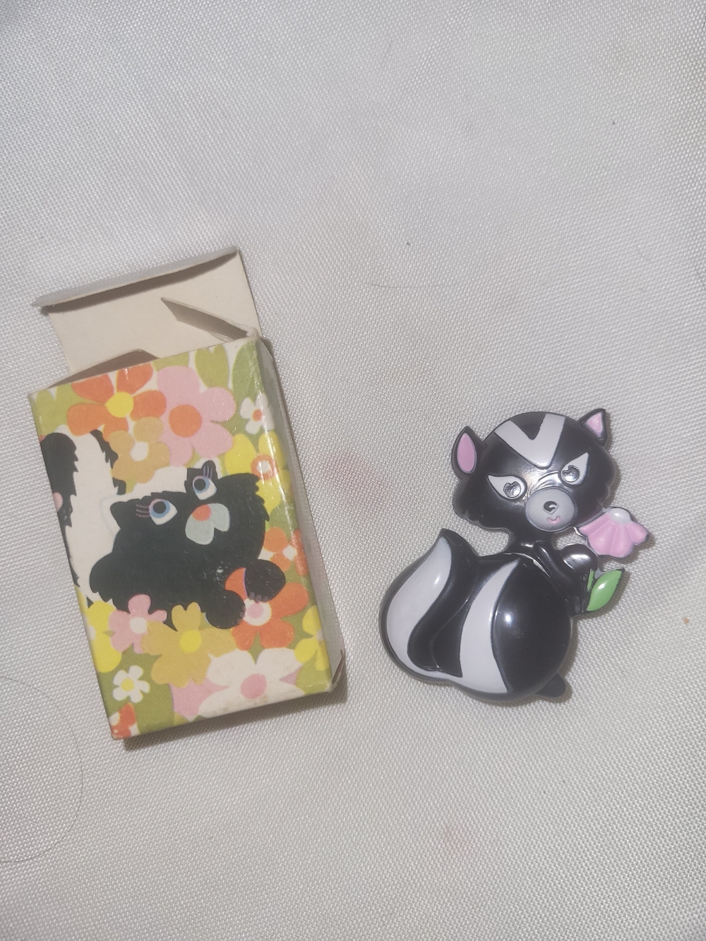 Avon Black White Skunk Pin Stinky Pink Flower Accent Full Perfume Glace Box NOS